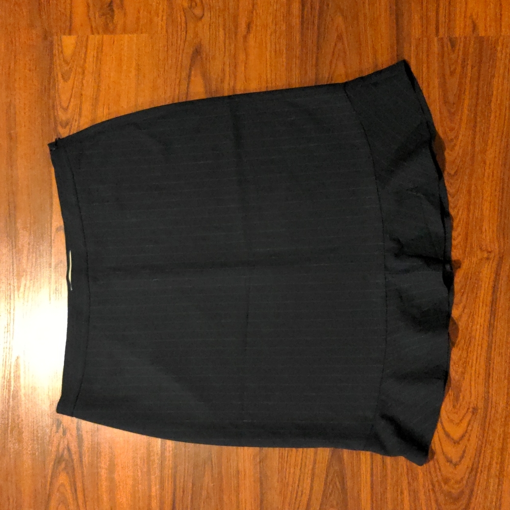 ⭐ LOFT Pinstripe Business Pencil Skirt with slight flare at the K…